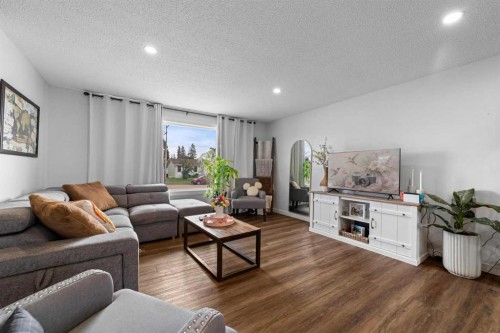 4910 57 Street, Killam, AB - Indoor Photo Showing Living Room