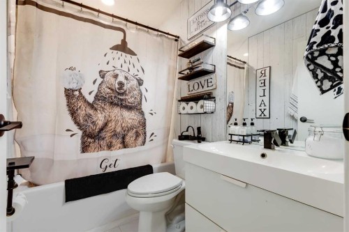 9111 Fairmount Drive Se, Calgary, AB - Indoor Photo Showing Bathroom