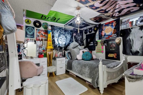 9111 Fairmount Drive Se, Calgary, AB - Indoor Photo Showing Bedroom