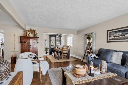 9111 Fairmount Drive Se, Calgary, AB - Indoor Photo Showing Living Room