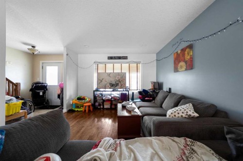 5020A 49 Street, Killam, AB - Indoor Photo Showing Living Room