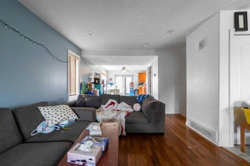 5020A 49 Street, Killam, AB - Indoor Photo Showing Living Room