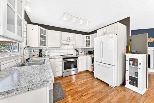 94 Hathaway Lane, Lacombe, AB - Indoor Photo Showing Kitchen With Double Sink