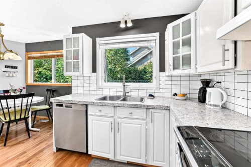 94 Hathaway Lane, Lacombe, AB - Indoor Photo Showing Kitchen With Double Sink With Upgraded Kitchen
