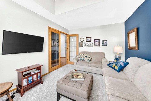 94 Hathaway Lane, Lacombe, AB - Indoor Photo Showing Living Room