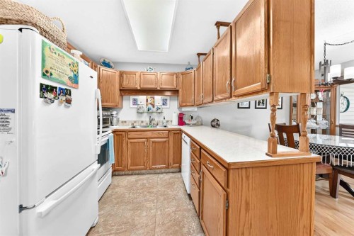 37-2821 Botterill Crescent, Red Deer, AB - Indoor Photo Showing Kitchen