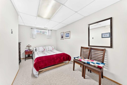 37-2821 Botterill Crescent, Red Deer, AB - Indoor Photo Showing Bedroom