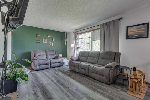 43 Oak Street, Red Deer, AB - Indoor Photo Showing Living Room