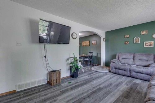 43 Oak Street, Red Deer, AB - Indoor Photo Showing Living Room