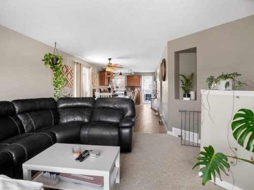 182 Jaspar Crescent, Red Deer, AB - Indoor Photo Showing Living Room