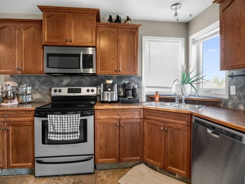 182 Jaspar Crescent, Red Deer, AB - Indoor Photo Showing Kitchen With Stainless Steel Kitchen With Double Sink