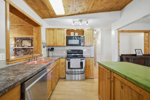 5127 50 A Avenue, Sylvan Lake, AB - Indoor Photo Showing Kitchen With Double Sink
