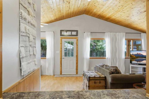 5127 50 A Avenue, Sylvan Lake, AB - Indoor