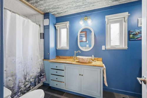 5127 50 A Avenue, Sylvan Lake, AB - Indoor Photo Showing Bathroom