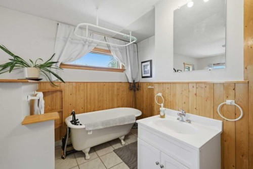 5127 50 A Avenue, Sylvan Lake, AB - Indoor Photo Showing Bathroom