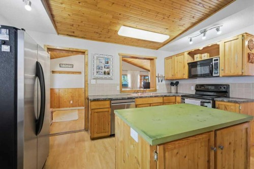 5127 50 A Avenue, Sylvan Lake, AB - Indoor Photo Showing Kitchen