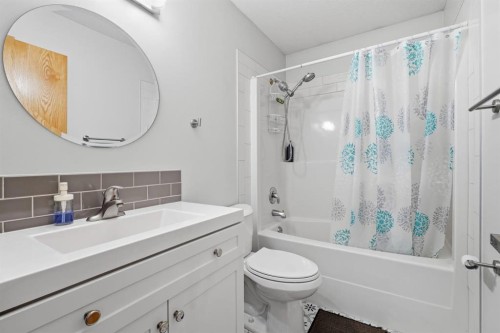 4518 54A Avenue Crescent, Innisfail, AB - Indoor Photo Showing Bathroom