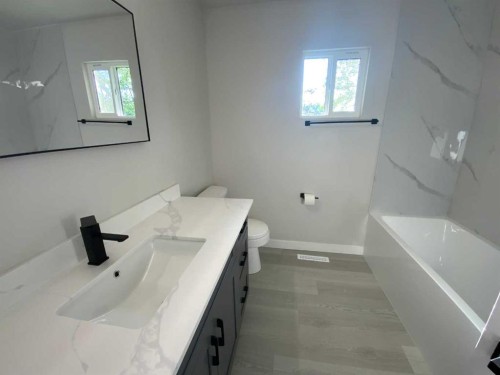 325 Aberdeen Avenue, Carbon, AB - Indoor Photo Showing Bathroom