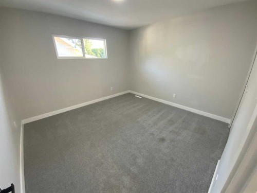 325 Aberdeen Avenue, Carbon, AB - Indoor Photo Showing Other Room