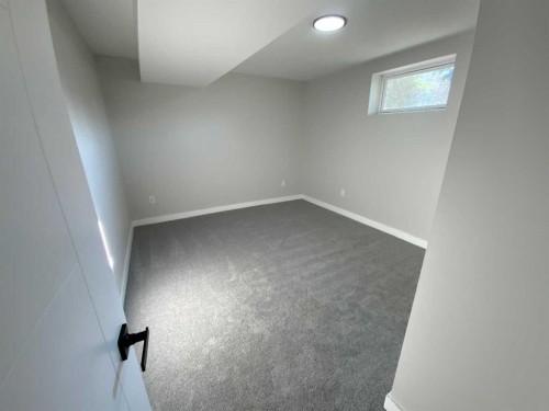 325 Aberdeen Avenue, Carbon, AB - Indoor Photo Showing Other Room