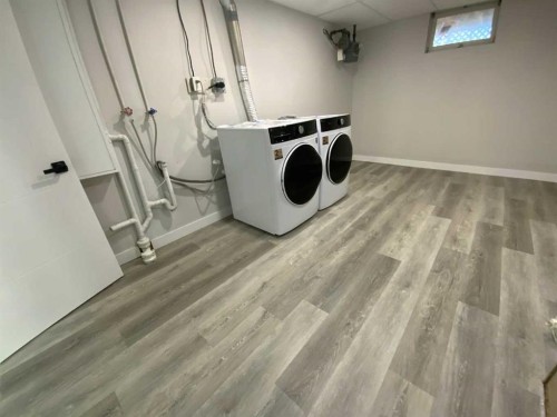 325 Aberdeen Avenue, Carbon, AB - Indoor Photo Showing Laundry Room
