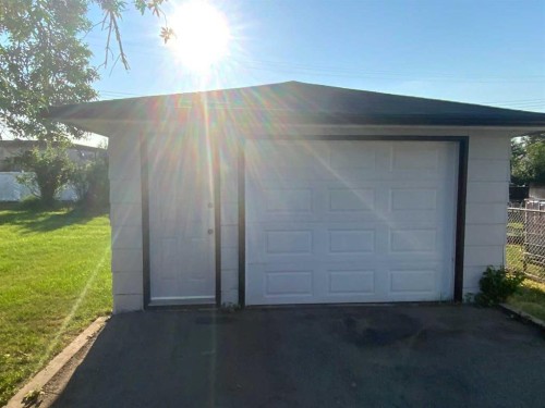 325 Aberdeen Avenue, Carbon, AB - Outdoor