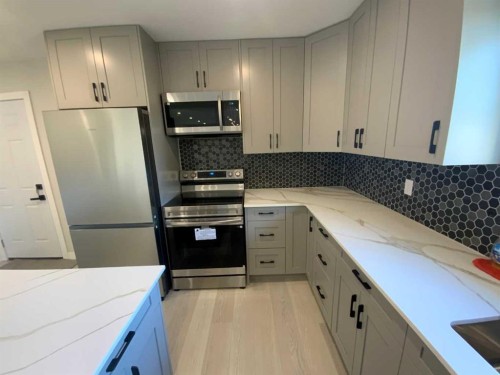 325 Aberdeen Avenue, Carbon, AB - Indoor Photo Showing Kitchen