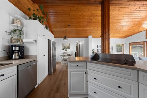 11 1 Street, White Sands, AB - Indoor Photo Showing Kitchen