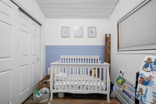 11 1 Street, White Sands, AB - Indoor Photo Showing Bedroom