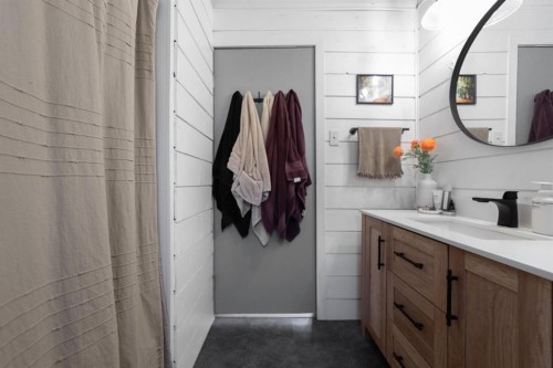 11 1 Street, White Sands, AB - Indoor Photo Showing Bathroom