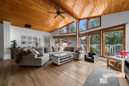 11 1 Street, White Sands, AB - Indoor Photo Showing Living Room
