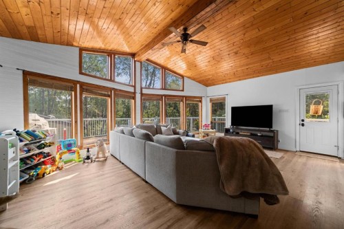 11 1 Street, White Sands, AB - Indoor Photo Showing Living Room