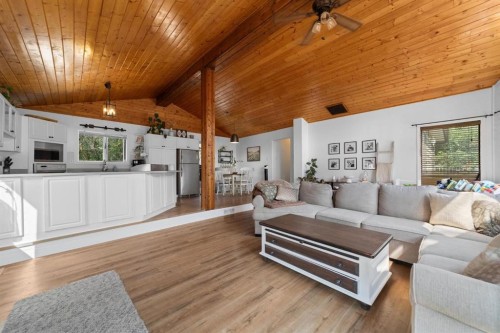 11 1 Street, White Sands, AB - Indoor Photo Showing Living Room