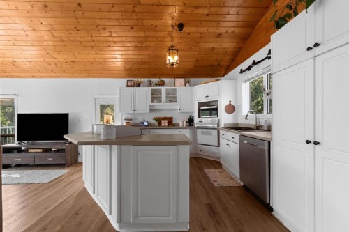 11 1 Street, White Sands, AB - Indoor Photo Showing Kitchen