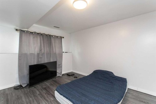 12 Valley Crescent, Lacombe, AB - Indoor Photo Showing Bedroom