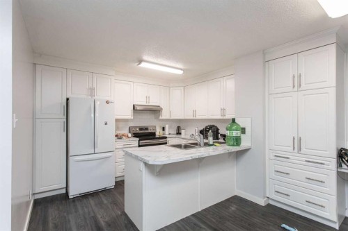 12 Valley Crescent, Lacombe, AB - Indoor Photo Showing Kitchen