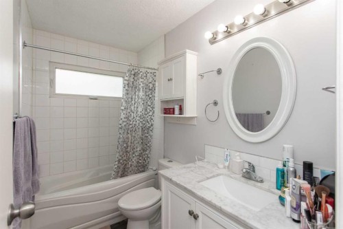 12 Valley Crescent, Lacombe, AB - Indoor Photo Showing Bathroom