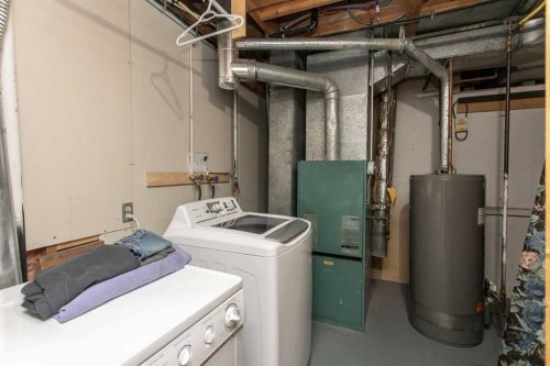 10 Valley Crescent, Lacombe, AB - Indoor Photo Showing Laundry Room