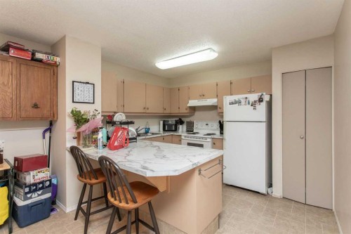 10 Valley Crescent, Lacombe, AB - Indoor Photo Showing Kitchen