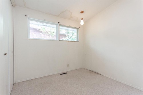 10 Sydney Close, Red Deer, AB - Indoor Photo Showing Other Room