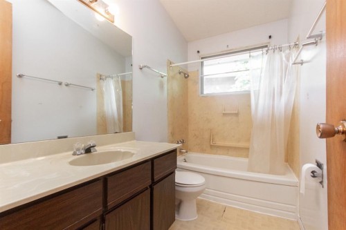 10 Sydney Close, Red Deer, AB - Indoor Photo Showing Bathroom