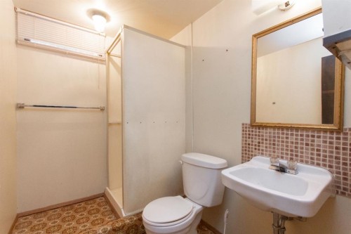 10 Sydney Close, Red Deer, AB - Indoor Photo Showing Bathroom