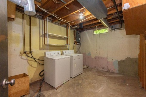 10 Sydney Close, Red Deer, AB - Indoor Photo Showing Laundry Room