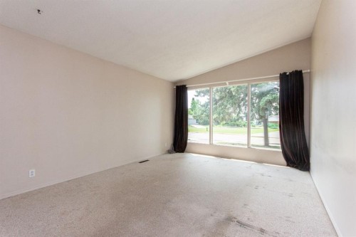 10 Sydney Close, Red Deer, AB - Indoor Photo Showing Other Room