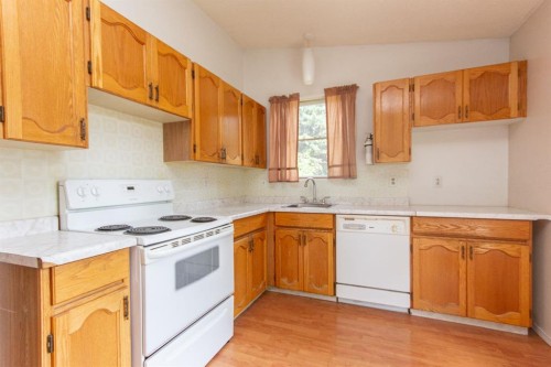 10 Sydney Close, Red Deer, AB - Indoor Photo Showing Kitchen