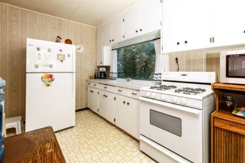 48-40422 Range Road 10, Gull Lake, AB - Indoor Photo Showing Kitchen