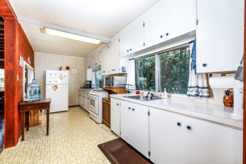 48-40422 Range Road 10, Gull Lake, AB - Indoor Photo Showing Kitchen