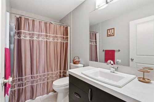 40 Vienna Close, Red Deer, AB - Indoor Photo Showing Bathroom