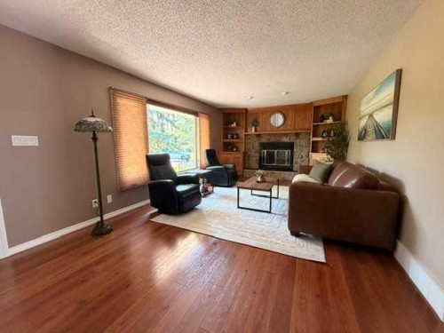 402 East Puffin Street, Pelican Point, AB - Indoor Photo Showing Living Room With Fireplace