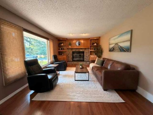 402 East Puffin Street, Pelican Point, AB - Indoor Photo Showing Living Room With Fireplace